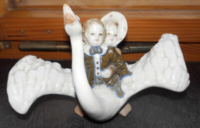 Porzellan-Figur ''Schwan trägt 2 Menschenkinder'' Unicorn Licorn Deva Elena Jianu