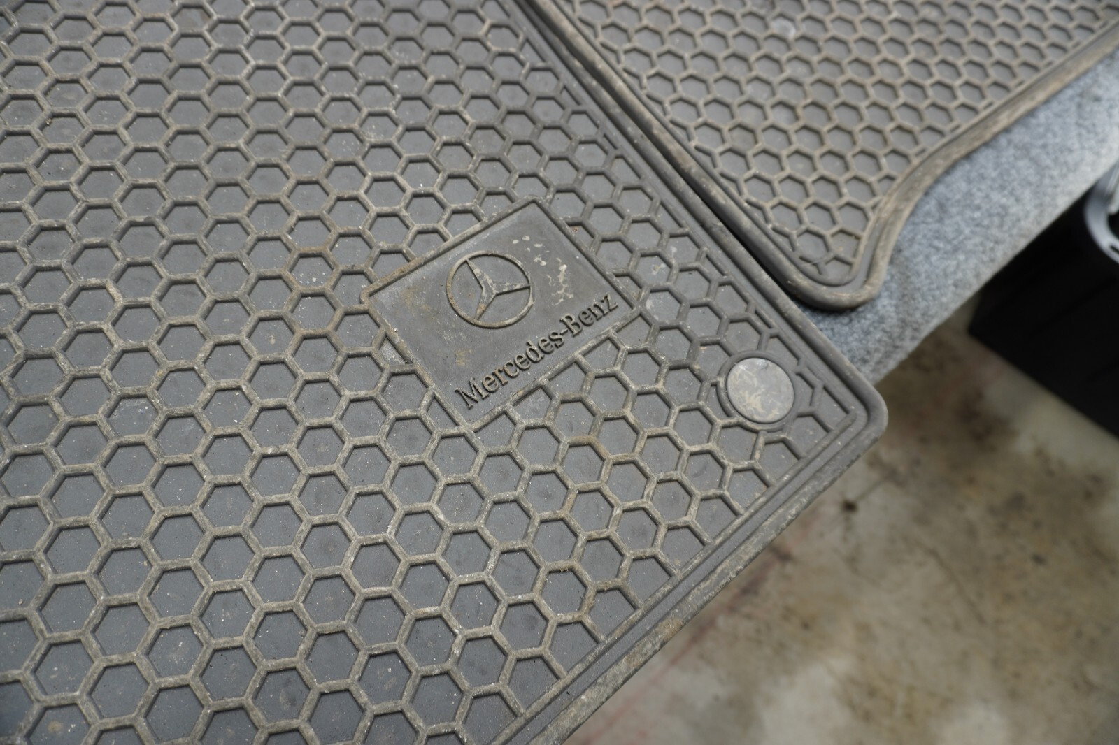 MERCEDES W211 E350 E550 E320 INTERIOR FLOOR MAT MATS CARPET RUBBER SET OEM eBay