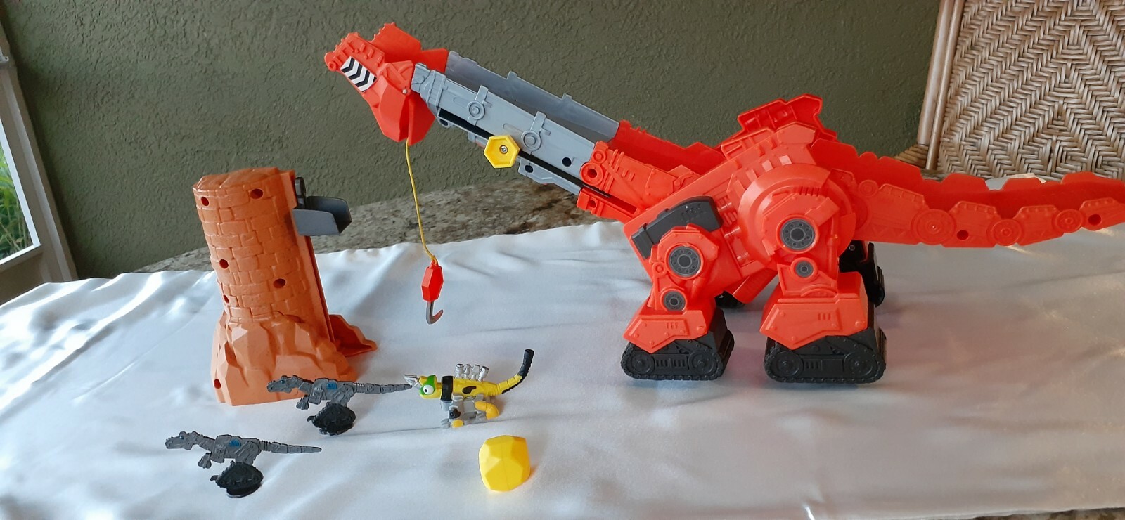 dinotrux skya tall tail slide