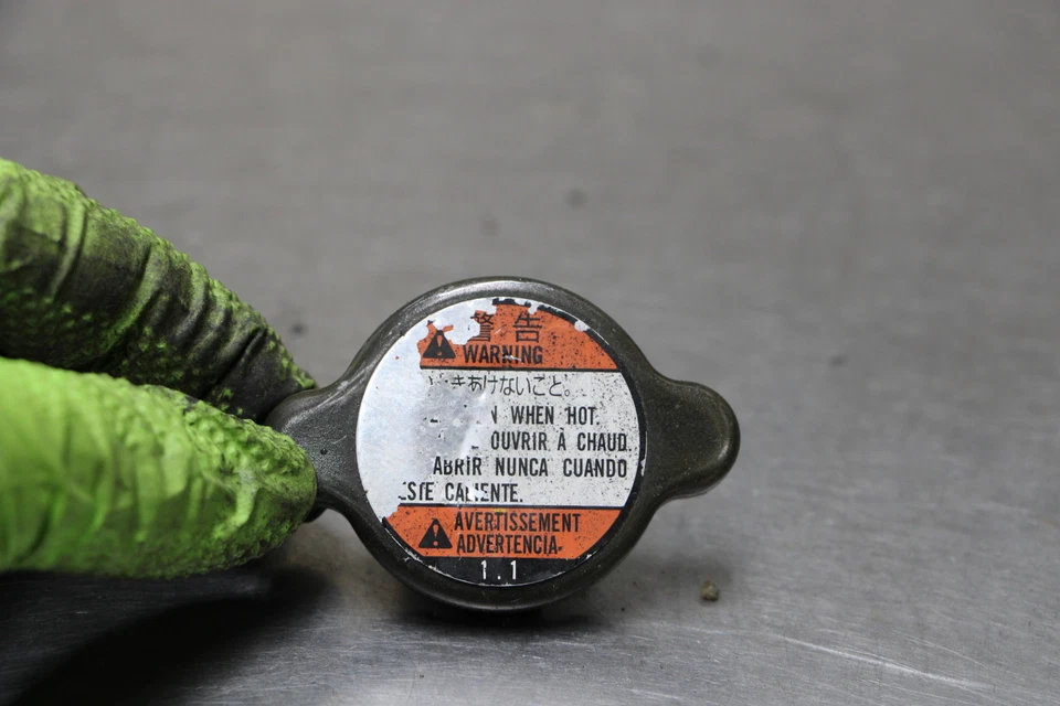 02-12 Suzuki VSTROM 1000 DL1000 Engine Radiator Cap Foto 2 de 4