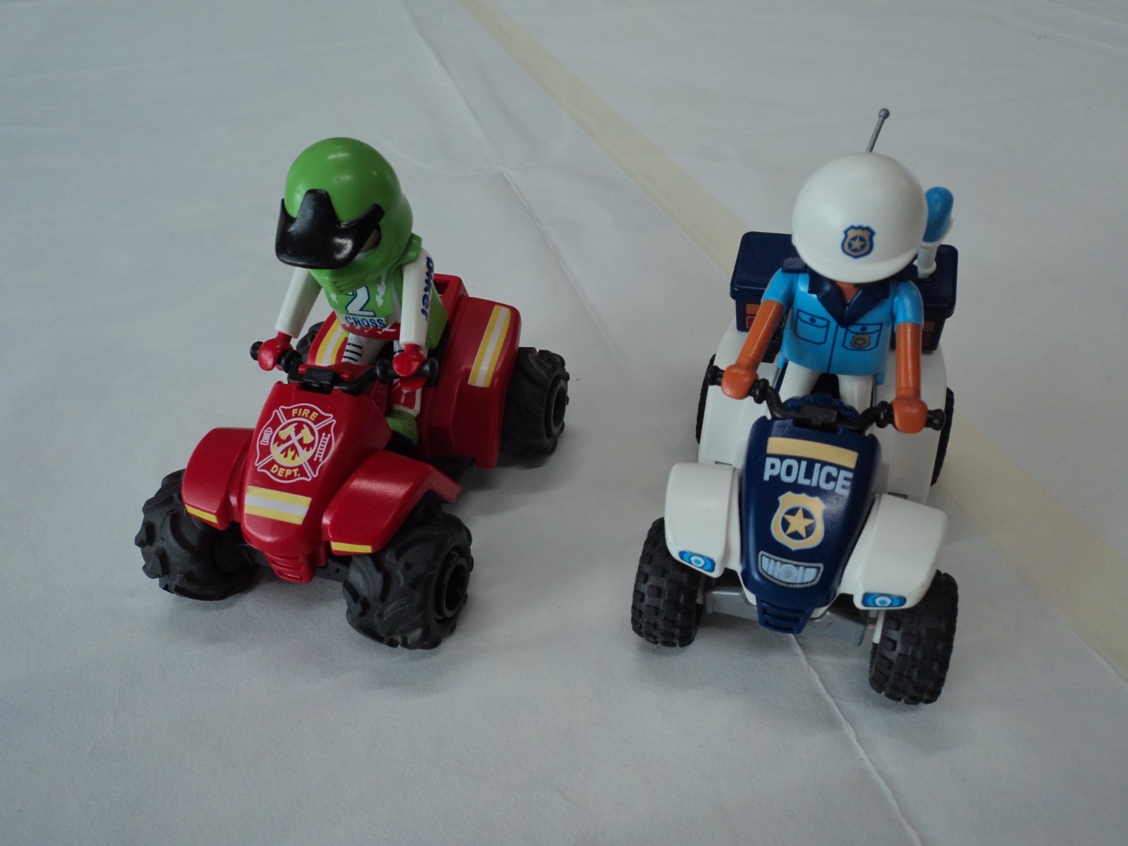 PLAYMOBIL lotto 2 MOTO DA SABBIA con frizione + 2 personaggi (vedi foto)
