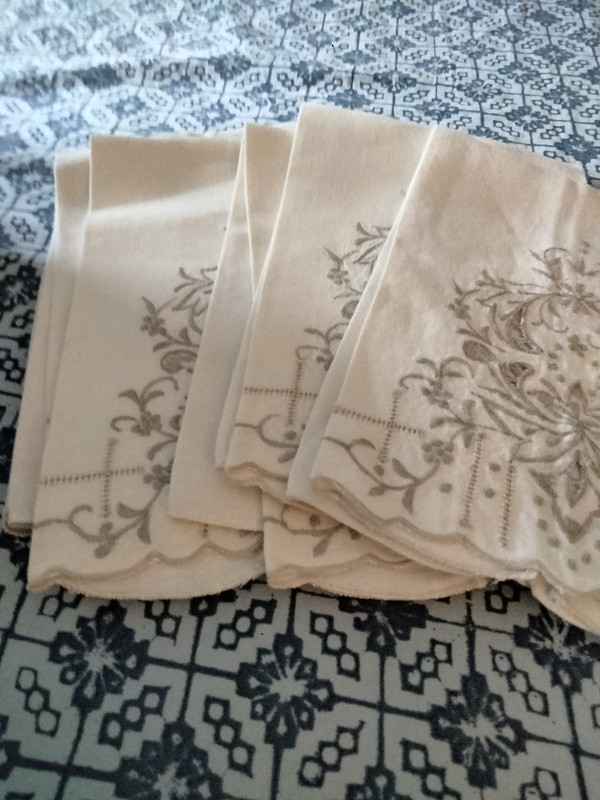 6 VINTAGE LINEN GUEST TOWELS  EMBROIDERED.