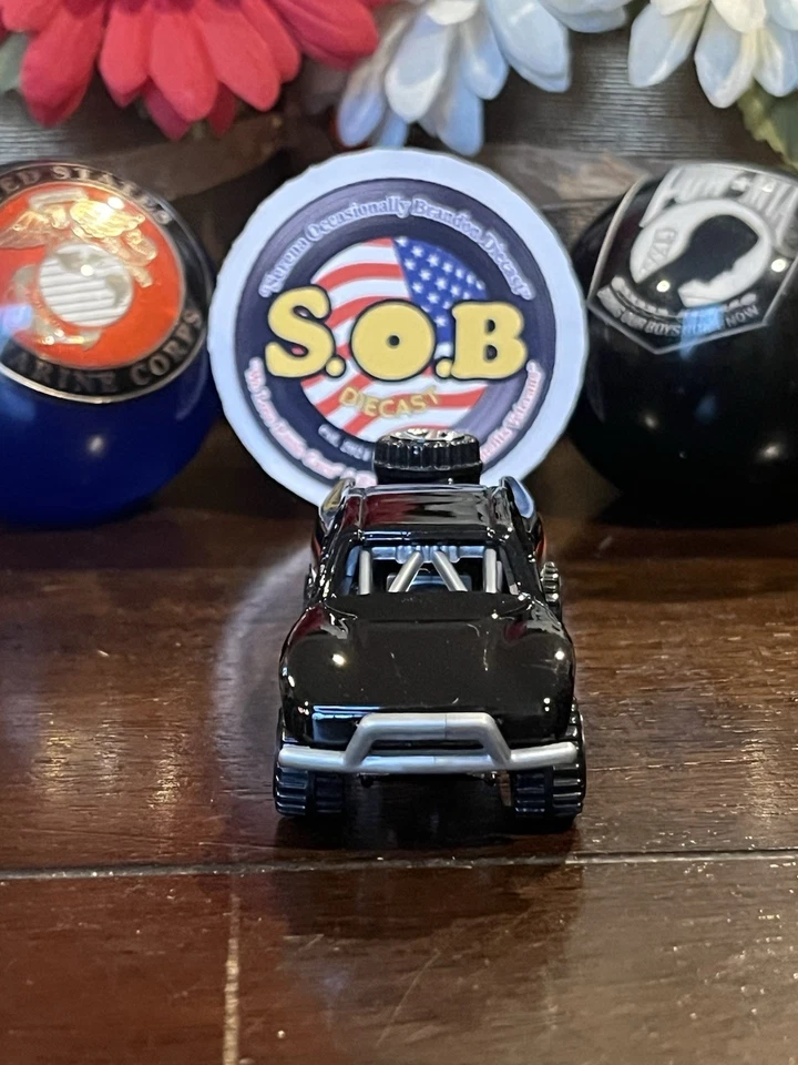 Camión de carreras de tierra Hot Wheels Toyota Black Box 4x4 Baja diecast usado casi nuevo estado Foto 3 de 4