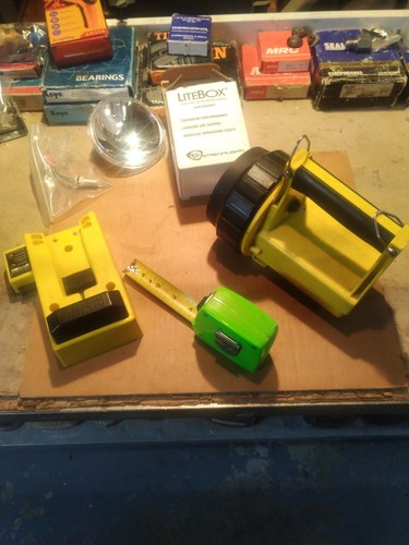 1) *Used* Streamlight Vulcan Flashlight and Charger. **Cheap** For Parts?