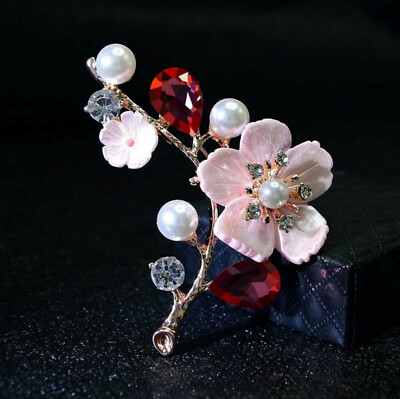 Schmuck Brosche Weiße Blume, roter Kristall und Perlmuttperlen. 