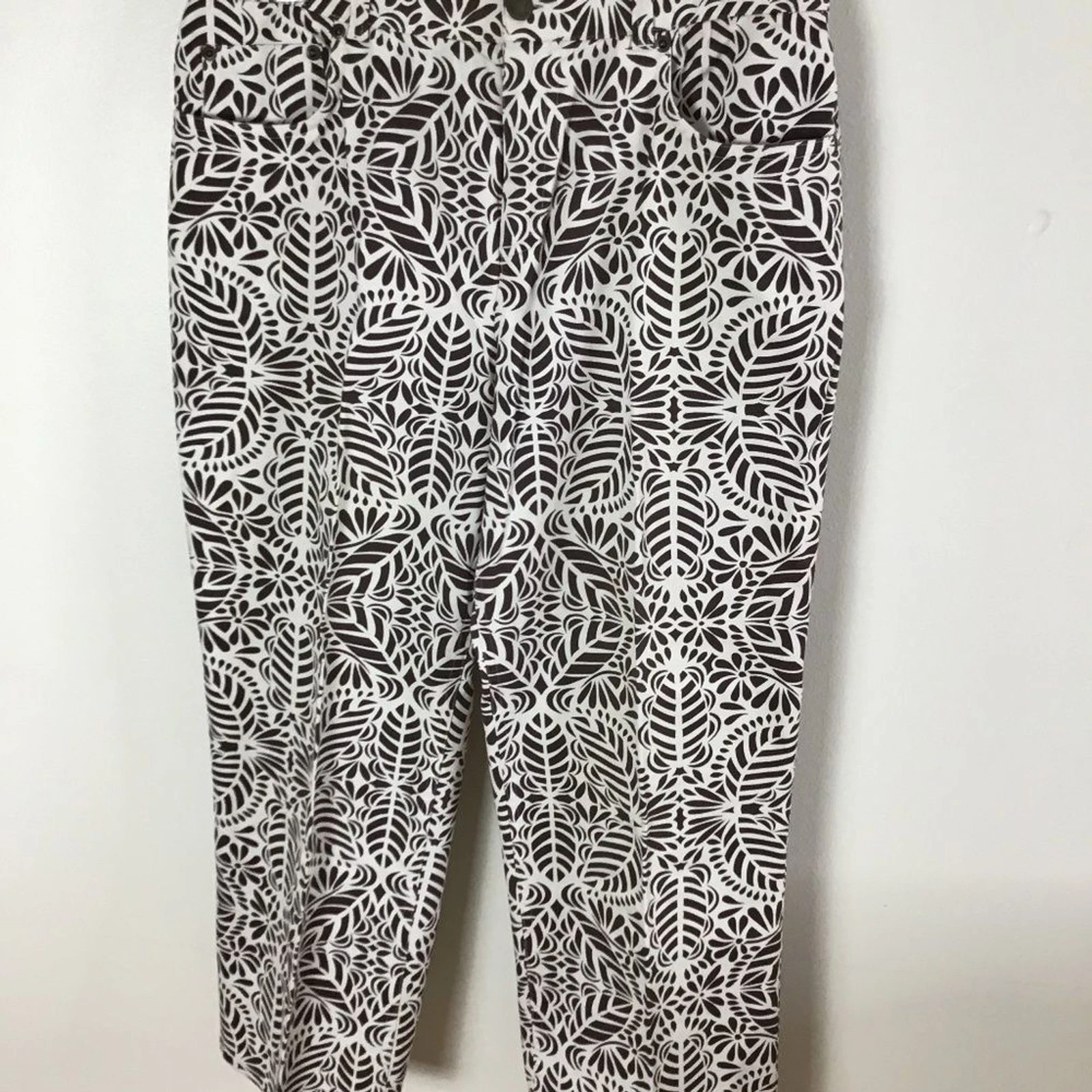 Jones New York Sport brown and off white stretch capris size 10.
Opens in a new window or tab