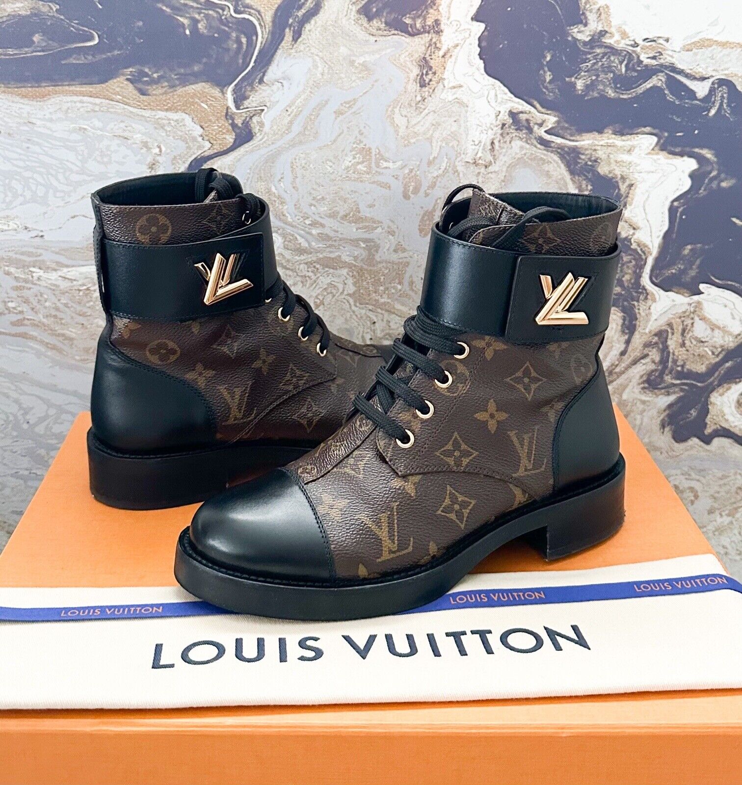 Bota Louis Vuitton Wonderland Flat Ranger Monograma Original, Poemä Noire