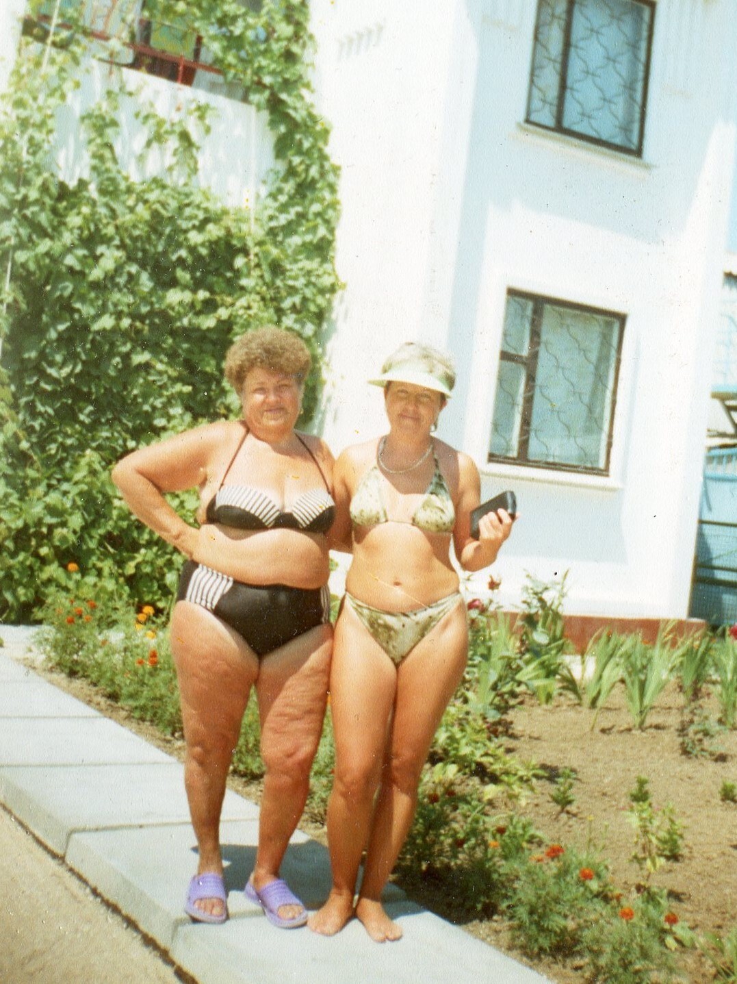 Bonita mujer en la playa bikini traje de baño gordito regordete foto de colección