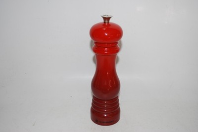Le Creuset 8'' Pepper Mill Grinder   Red Pre Owned   Normal Wear