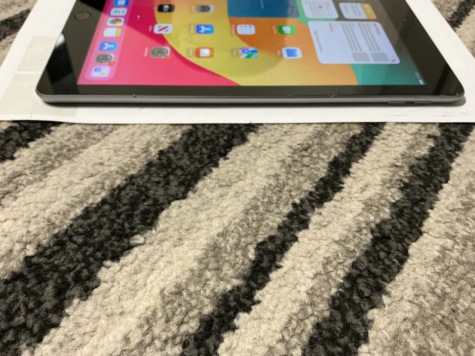 Apple iPad 6 Gen A1893 Retina 9.7" 32GB Space Grey WIFI - Image 3 of 4