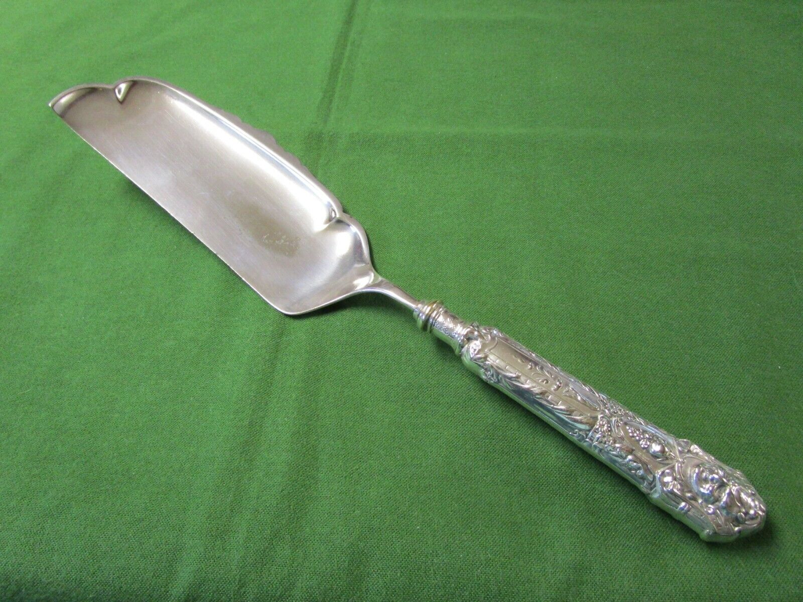 RENAISSANCE 1886 Hollow Handle Crumber Meat Loaf Server Figural Silverplate   TC