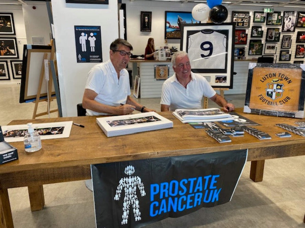 Photo Dédicacée Mick Harford (Luton Town) – Présentoir 10x8 Avec Certificat AFTAL – Neuf
