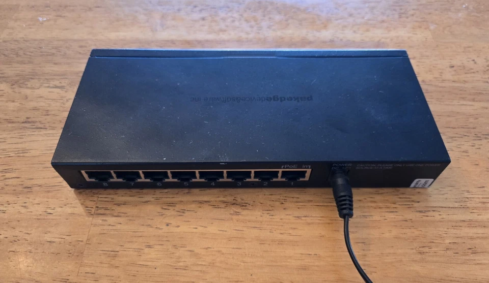 Pakedge SE-8-EP 8 Port Unmanaged Gigabit Switch - Image 2 of 3
