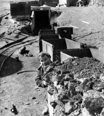 Parc Level Mine, Rhiwfawr, Swansea Valley. A tram of coal is broug- Old Photo