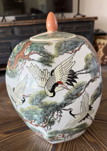 Large Chinese Urn With Quinlong Mark. VTG