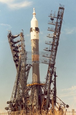 SOYUZ SPACECRAFT ON BAIKONUR LAUNCH PAD JULY 1975 4X6 POSTCARD PHOTO