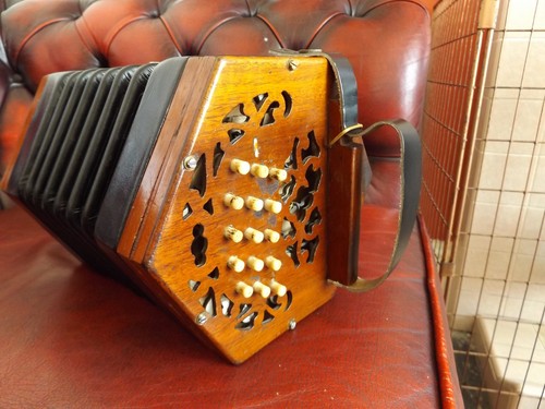 Lachenal 30 button anglo concertina. C/G. Brass reeds, fully restored with bag - Picture 6 of 7
