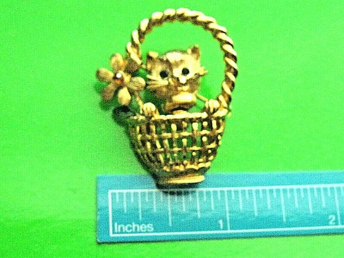 Vintage  KITTY CAT in basket -  scatter pin  ,  scarf pin , brooch GIFT BOXED - 第 1/3 張圖片