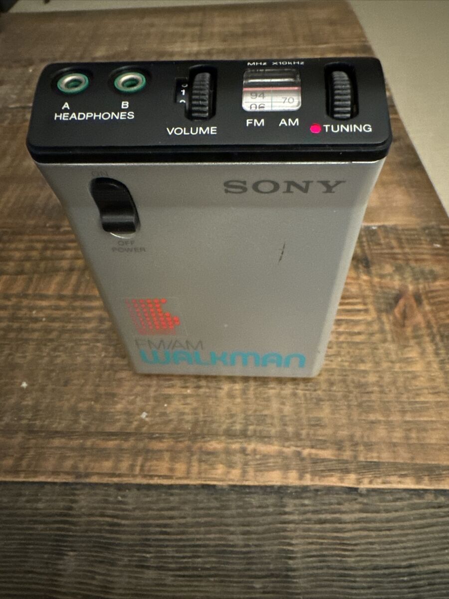 Sony Walkman FM/AM SRF-22W Portable Radio Silver 80's Retro Sony Walkman FM/AM SRF-22W Portable Radio Silver 80's Retro