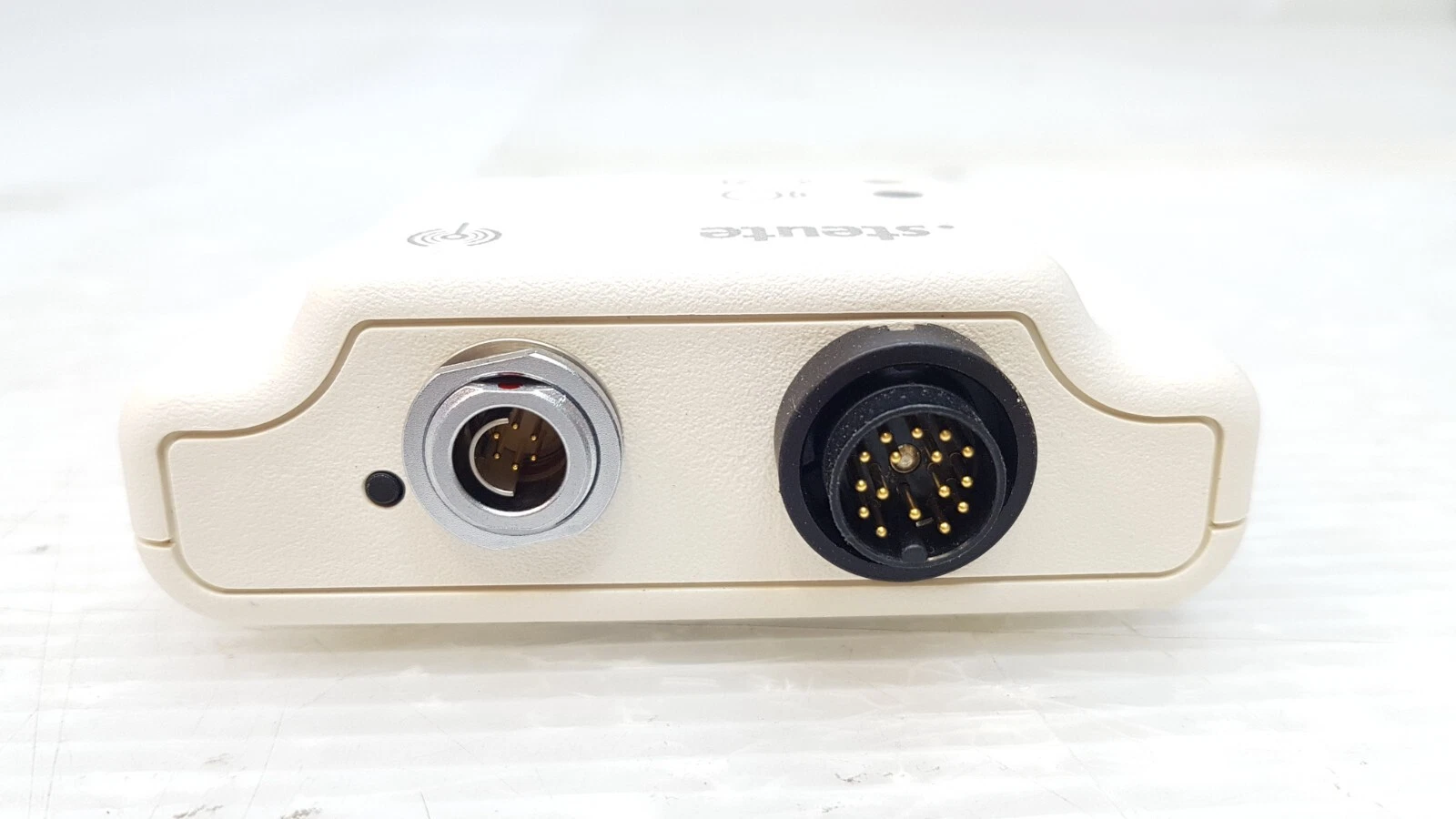 steute receiver end view: metal circular connector and black round multi-pin connector