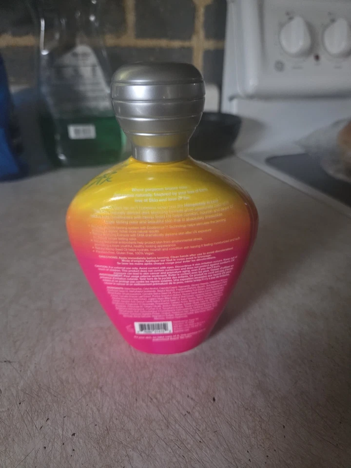 Loción bronceadora oscura Helplessly In Love Foto 2 de 3