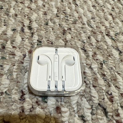 New Apple Wired Headset EarPods with a 3.5mm Headphone Jack