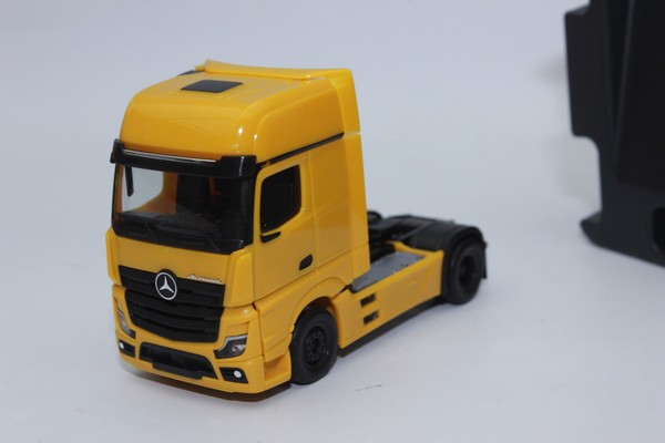 Herpa 317948 Mercedes-Benz Actros L Gigaspace Solozugmaschine 2Achs 1:87 H0-image