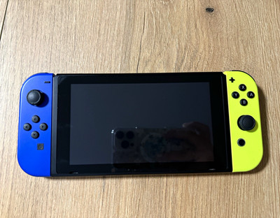 Mario Karte 8 EditNintendo Switch Konsole 32 GB mit Joy-Con Gelb/Blau (HAC-001)