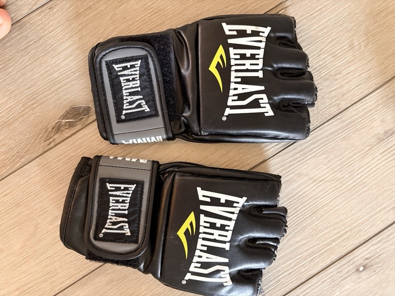 EVERLAST MMA PRO STYLE GRAPPLING GLOVES BLACK 6 Oz  S/M