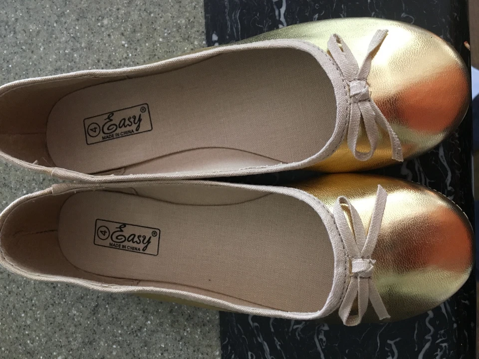 Zapatos de vestir niña, NUEVOS, DORADOS, sin cordones, talla 10, para 3 años y medio Foto 2 de 3