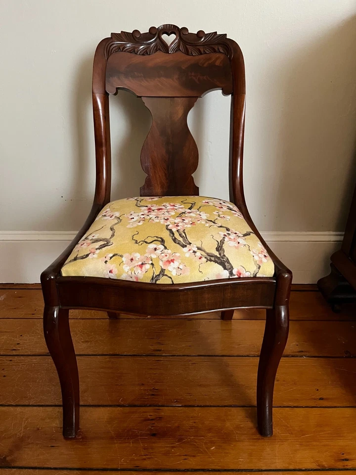 两张 1850 年美国托马斯日风格古董红木雕刻餐椅心形 — 第 4/4 张图片