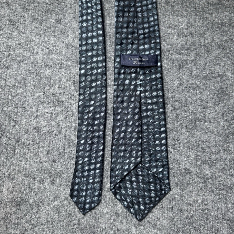 Corbata de seda tejida negra azul marino premium Ermenegildo Zegna lunares 3" Foto 4 de 4