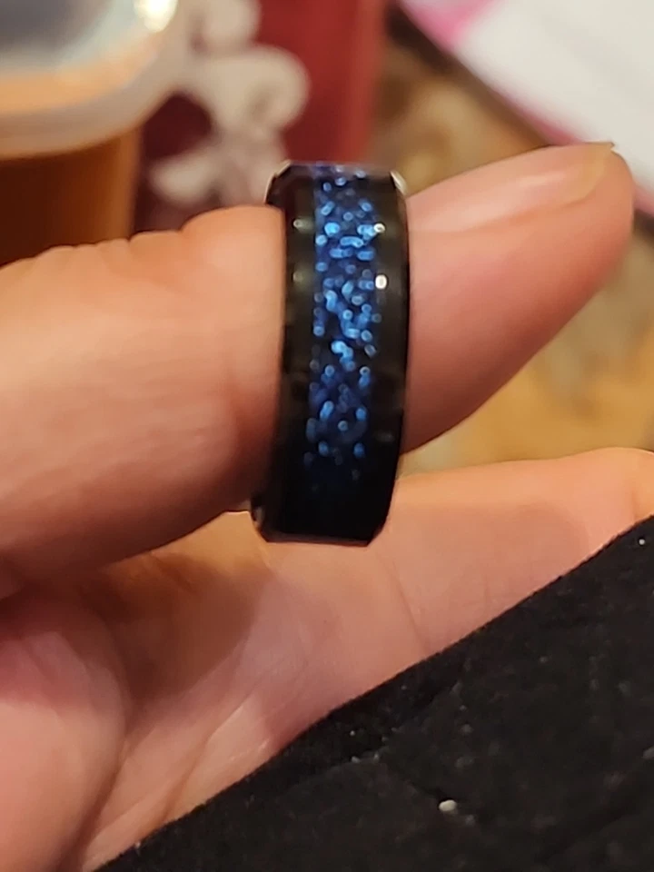 Alianza de boda Malden para hombre negra tungsteno dragón celta azul con incrustación de fibra de carbono Foto 2 de 4