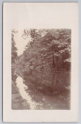 RPPC Baum gesäumter Wasserstraßenkanal Reflexion früher Übergangsrücken 1902
