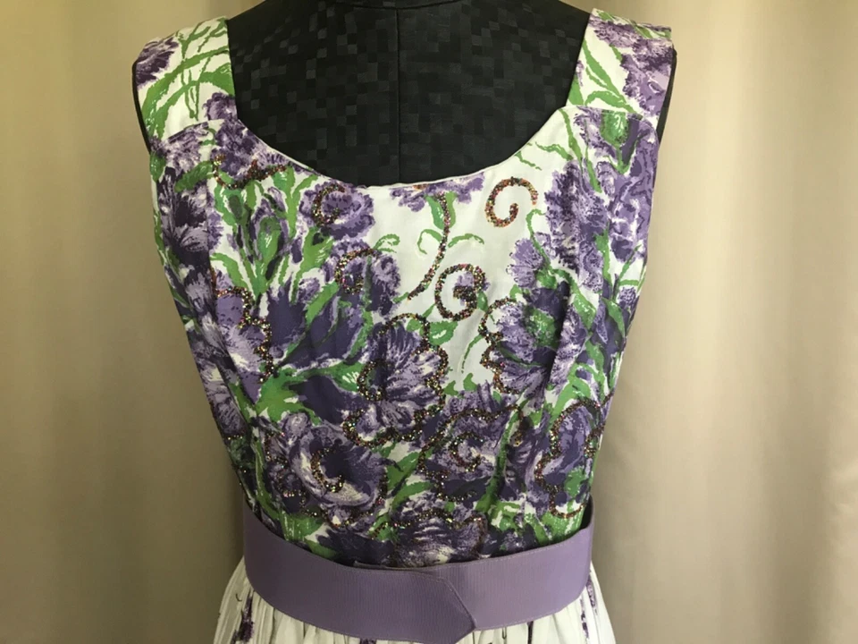 Vestido vintage años 60, Union Label AFL flores violetas cubierto con toque de purpurina Foto 4 de 4