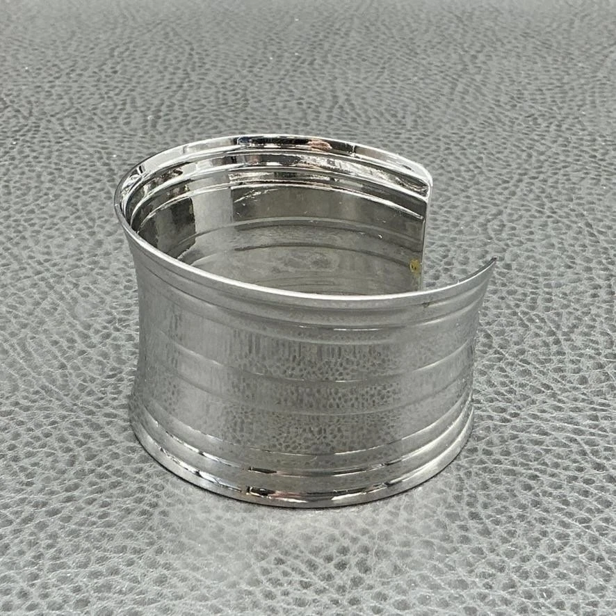 Brazalete ancho acanalado tono plata Lia Sophia para mujer moderno llamativo Foto 3 de 4