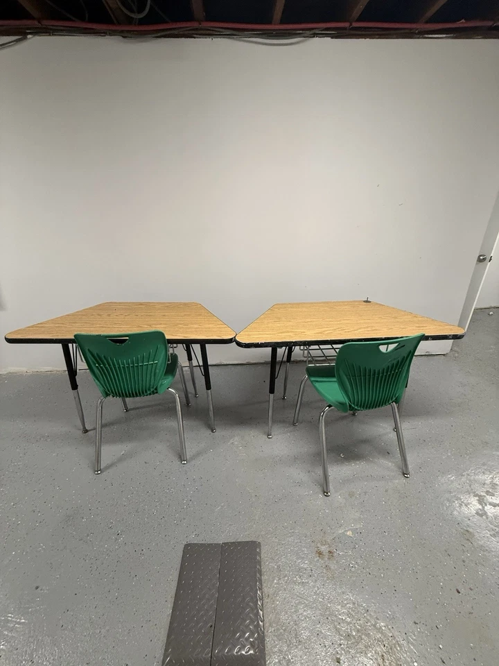 Escritorios para niños. Juego de sillas y pizarra blanca. Foto 3 de 4