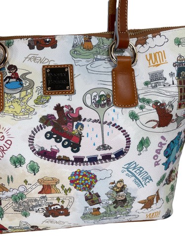 Disney Parks Dooney & Bourke PIXAR MAPS Beuteltasche Handtasche/Tasche-Cars Up Incredibles Cars - Bild 4 von 12