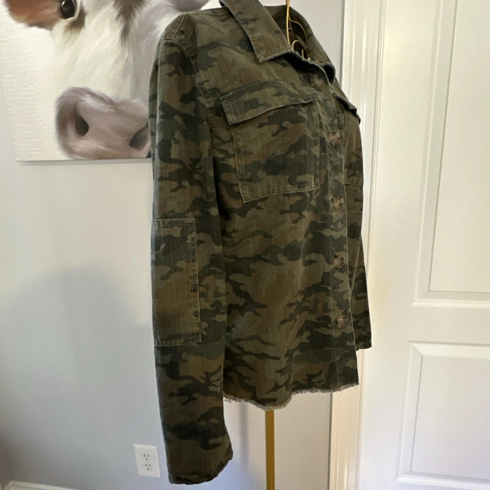 Camisa/chaqueta vaquera SO camuflaje dobladillo crudo abotonada. Mujer Talla Pequeña Foto 3 de 4