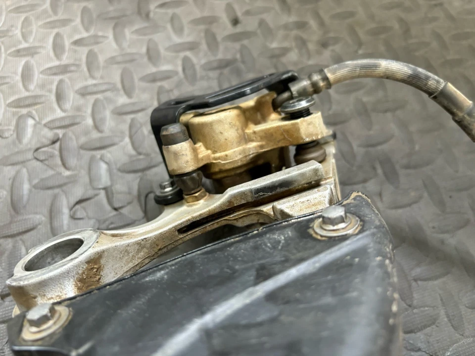 2011 09-16 KAWASAKI KX250F KX450F OEM REAR BRAKE CALIPER & BRACKET 43080-0230 - Image 4 of 4