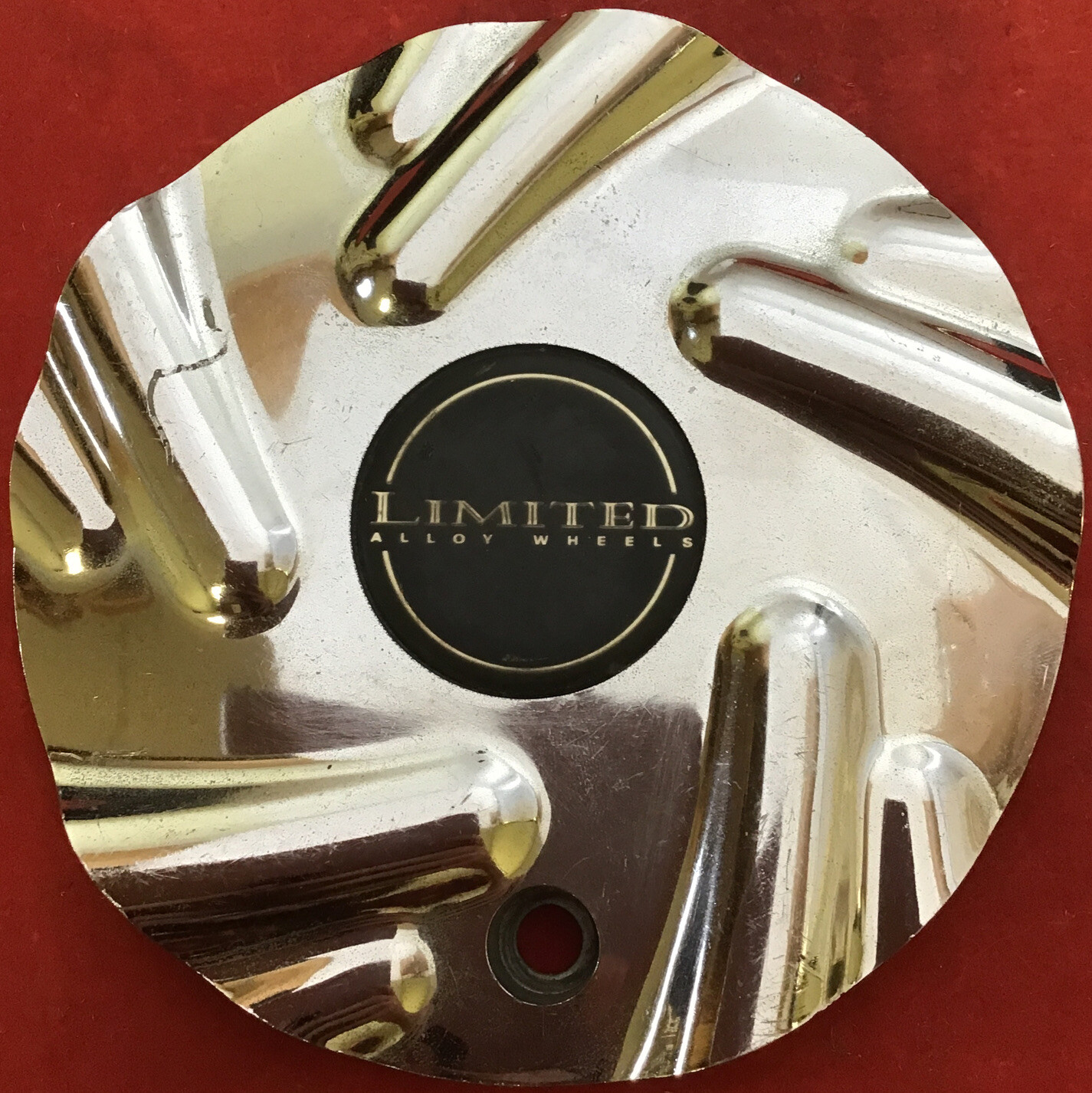 ONE USED CHROME LIMITED ALLOYS CENTERCAP #A400 10052