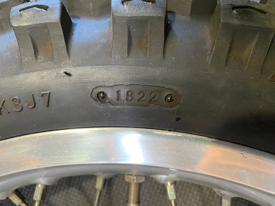 1988 - 2005 Kawasaki KLR250 aro de roda traseira 17x2.15 pneu reto OEM bom - Imagem 3 de 4