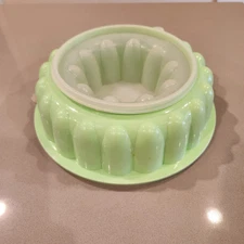 Tupperware Jello Mold Ice Ring Mint Green #1202 Base #1201 Insert #1203 Lid
