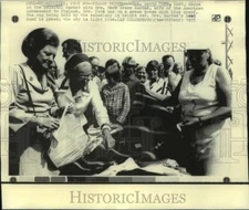 1975 Press Photo Mrs. Betty Ford & Mrs. Austad shop in Helsinki market.