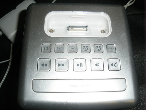 iHome iP18W Color-Changing Alarm Clock Speaker for iPod & iPhone 3Gs 4 4s - 第 2/5 張圖片