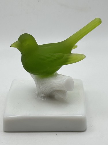 Westmoreland grüner satinierter Glasvogel auf Milchglassockel - Bild 12 von 14