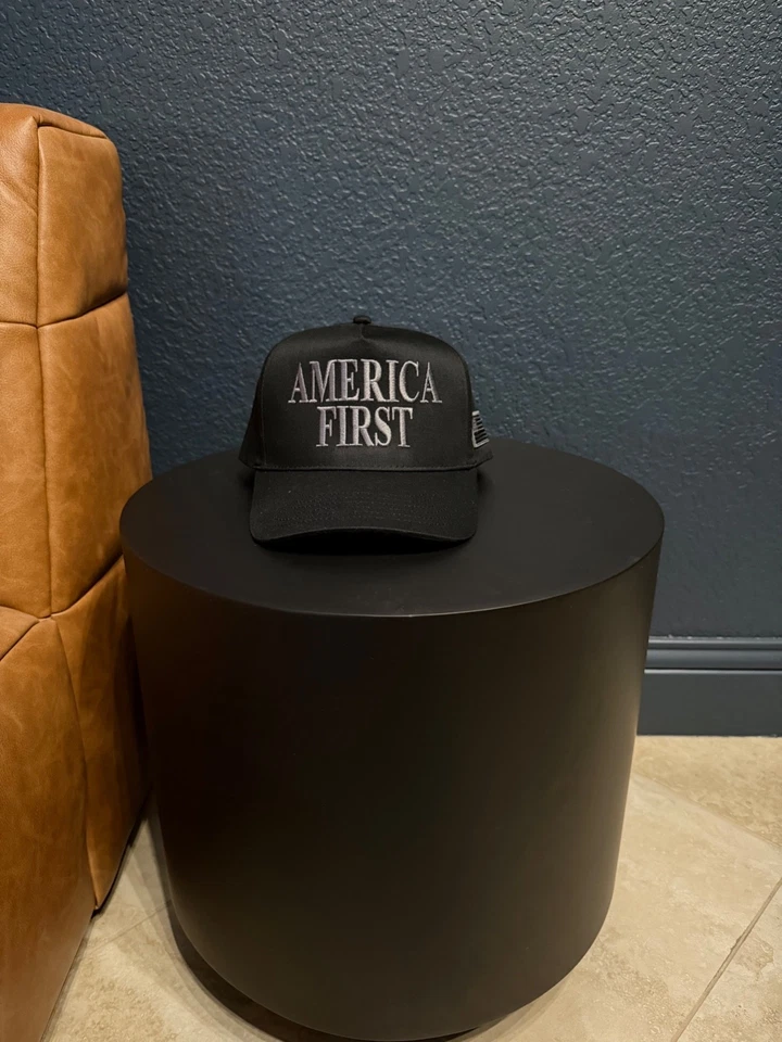 Sombrero negro bordado America First Foto 2 de 2