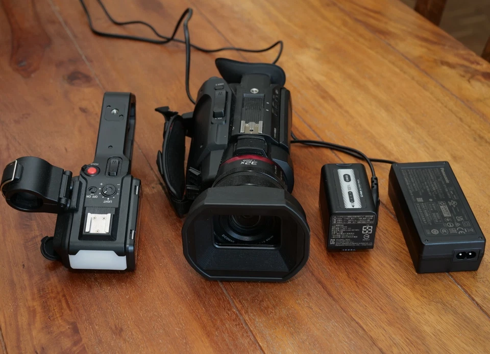 Panasonic HC-X2000E Ultrakompakter 4K 60p Handheldcamcorder - Schwarz - Bild 2 von 4