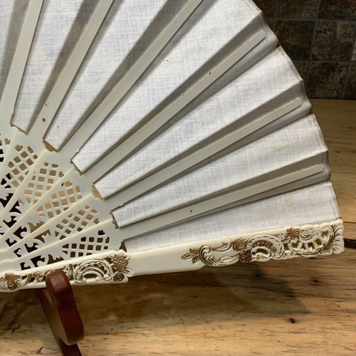 Ventaglio pieghevole vintage Spagna seta tenuto a mano dipinto a mano firmato decorazione celluloide con copertina - Foto 17 di 24