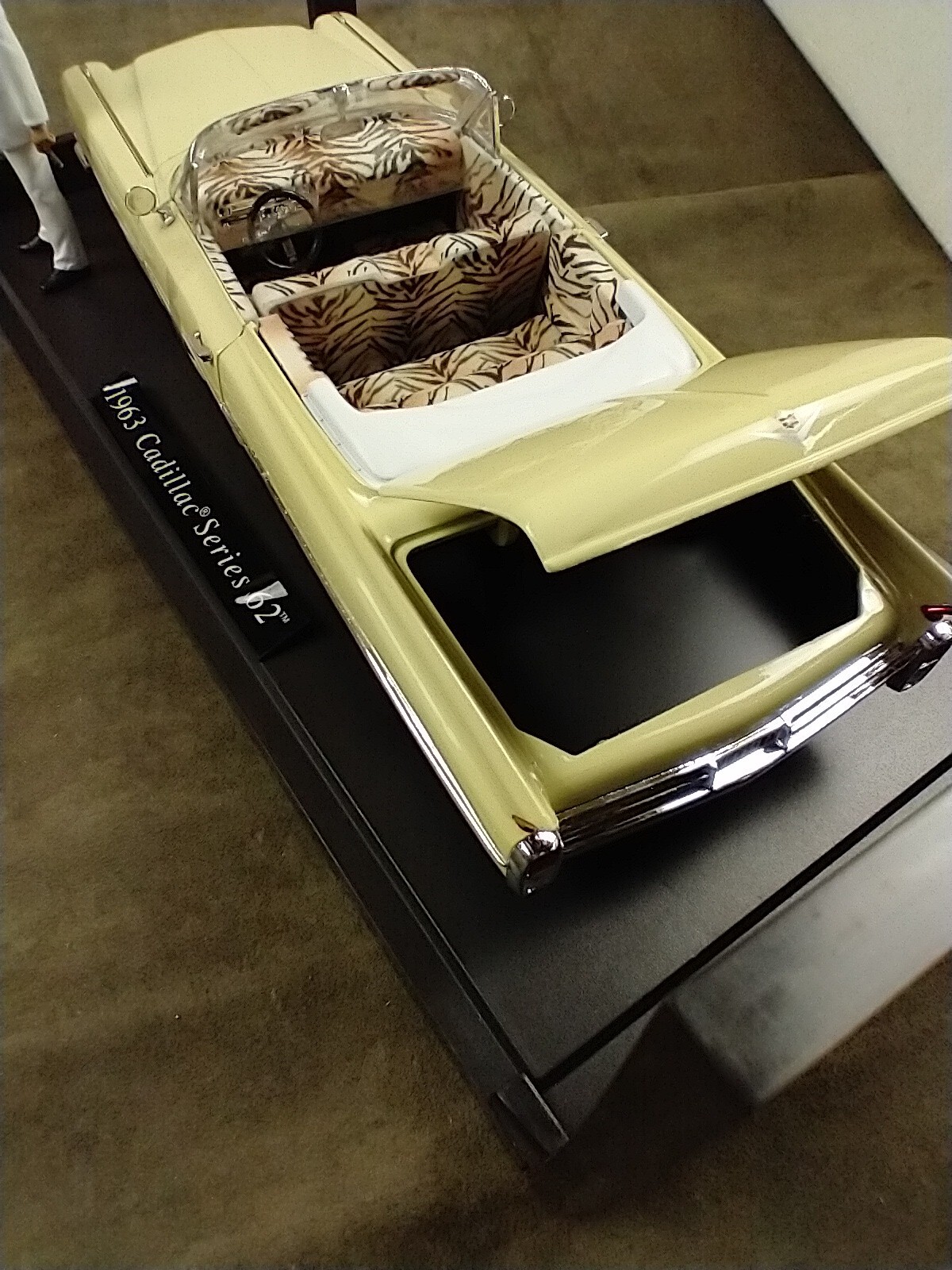 Scarface 1963 Cadillac Series 62 Limited Edition DieCast 1:18 JADA